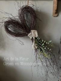 Berkenhart afgewerkt met bakkersdoek 60 a65 cm met 2 kunsttakkenEucalyptus