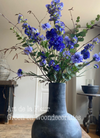 Boeket Delphinium , Eucalyptus , Korenbloem met Berk 77 cm