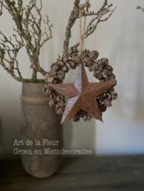 Natuurlijk kransje met roestige ster