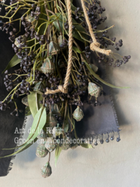 Kunst toef met Eucalyptus klokjes , Ligusterbes en donker Kalkdoek