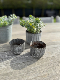 Set van drie zinken potjes 1 wat groter 2 wat kleiner