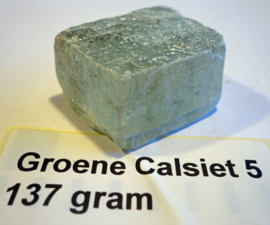 Groene calsiet ruw 137 gram Kubus