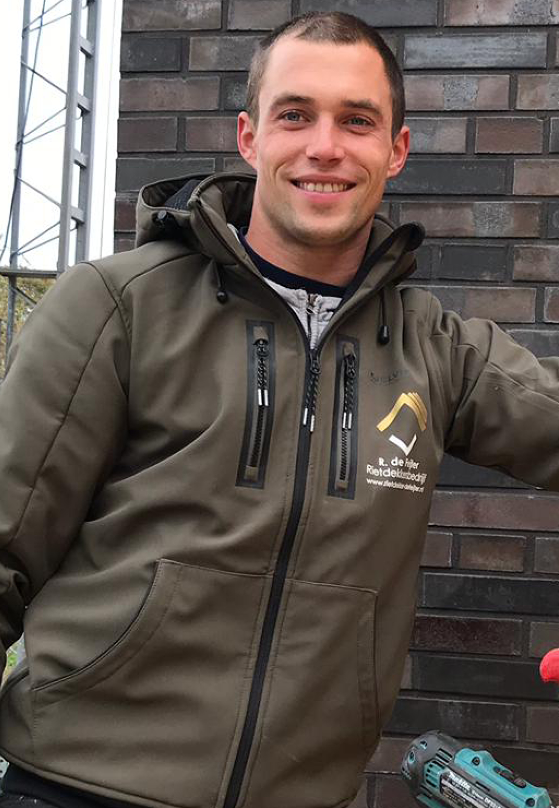 De kwaliteit is een feit. Dat is de slogan waar ik achter sta en waar ik in geloof. Mijn naam is Ruben de Feijter, eigenaar en oprichter van Rietdekkersbedrijf de Feijter. Mijn bedrijf is nog jong, maar daardoor ook fris en gemotiveerd. Zo trots als ik ben op de groei en het bereik van mijn bedrijf, is het natuurlijk mijn wens om nog verder te groeien. Tijdens deze groei blijven kwaliteit en klantvriendelijkheid voorop staan, zoals het hoort.   Naar aanleiding van een sterke drang om iets met mijn handen te doen, het liefst iets in de bouw, maar dan wel iets dat iedereen kan waarderen, heb ik destijds gekozen voor een opleiding tot rietdekker. In 2011 heb ik mijn opleiding tot rietdekker afgerond, waarna ik drie jaar werkzaam ben geweest bij vier verschillende rietdekkersbedrijven om zoveel mogelijk ervaring op te doen in verschillend samengestelde teams. In 2014 ben ik voor mezelf begonnen en sindsdien neem ik grote klussen aan die ik zelf behandel, maar werk ik ook samen met andere rietdekkers om de grootste projecten te voltooien.   Het is natuurlijk mijn doel om de mooiste rieten daken te plaatsen door heel Nederland en daarbij de kwaliteit en klantvriendelijkheid te bewaken die mijn klanten nu zo waarderen. Daarnaast lijkt het mij geweldig om de passie die ik voel voor dit vak over te brengen op anderen, zodat ikzelf maar ook rietdekker de Feijter als bedrijf straks ondersteund kan worden door een team van jonge en enthousiaste rietdekkers die er samen voor zorgen dat dit mooie vak blijft bestaan.