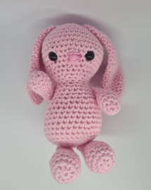 Roze konijn knuffeltje met rammelaar.