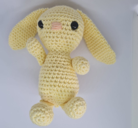 Geel konijn knuffeltje met rammelaar.