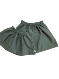 Rokje oud groen met bijpassend ruffle shirt. 74,80 en 86