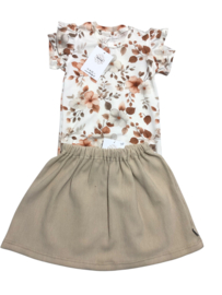 Rokje beige met bijpassend ruffle shirt.