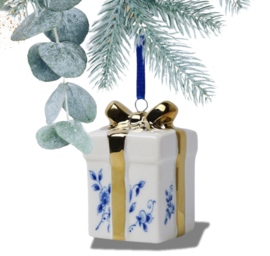 Kersthanger - Delfts blauw cadeautje met gouden strik - 6,5 cm