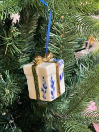 Kersthanger - Delfts blauw cadeautje met gouden strik - 6,5 cm