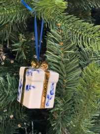 Kersthanger - Delfts blauw cadeautje met gouden strik - 6,5 cm