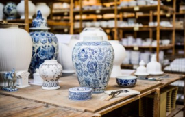 Hoe wordt Delfts blauw aardewerk gemaakt?