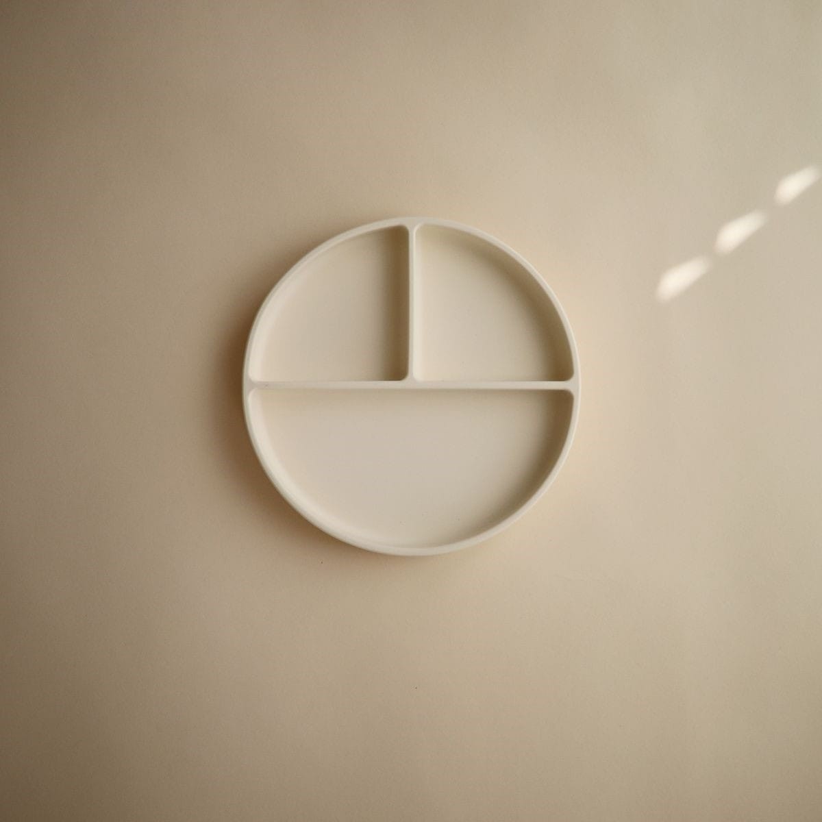 MUSHIE Silicone plate ivory