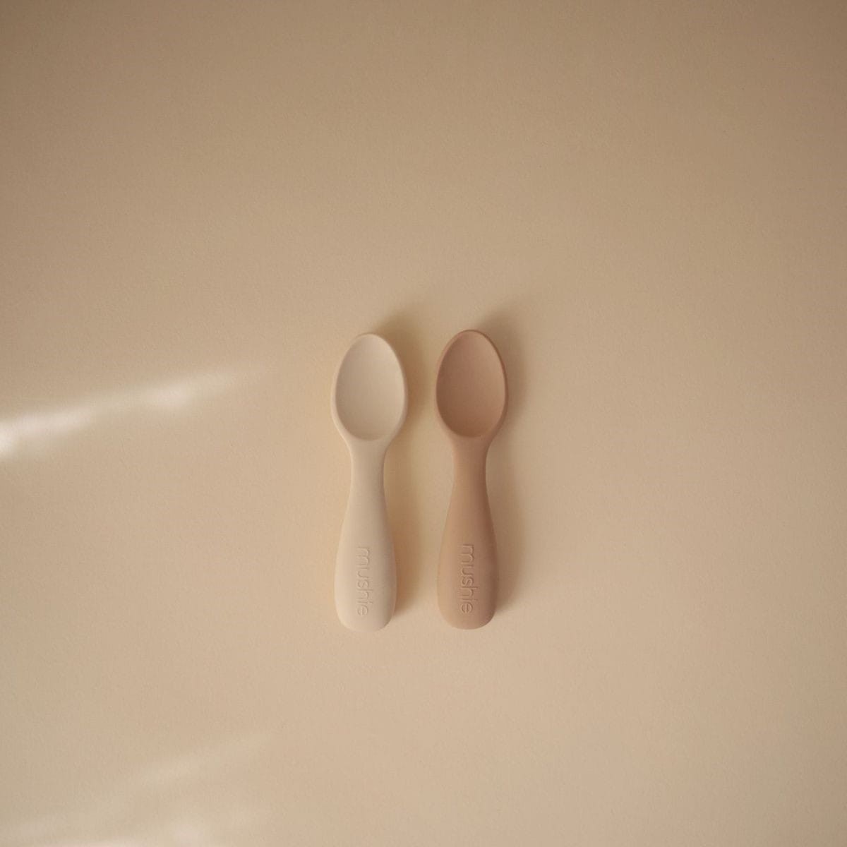 MUSHIE - Silicone starter baby spoon Natural/Shifting sand