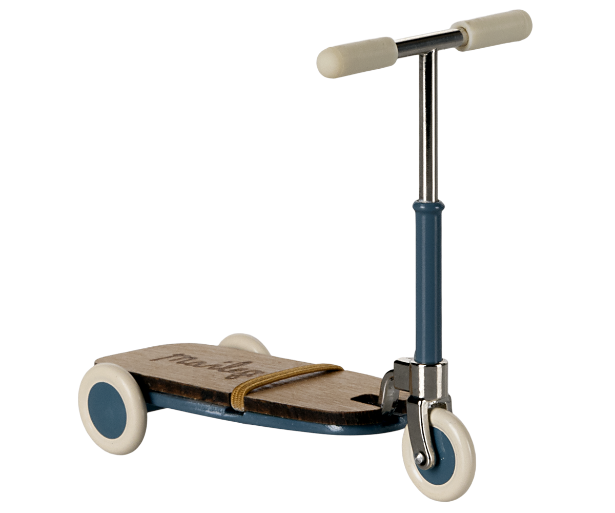 Maileg Kick board mouse blue