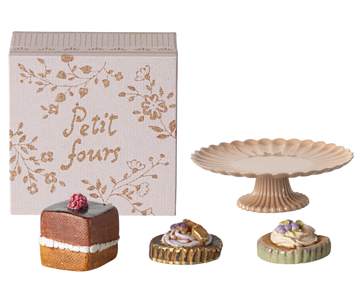 Maileg Cakes and cakestand mini