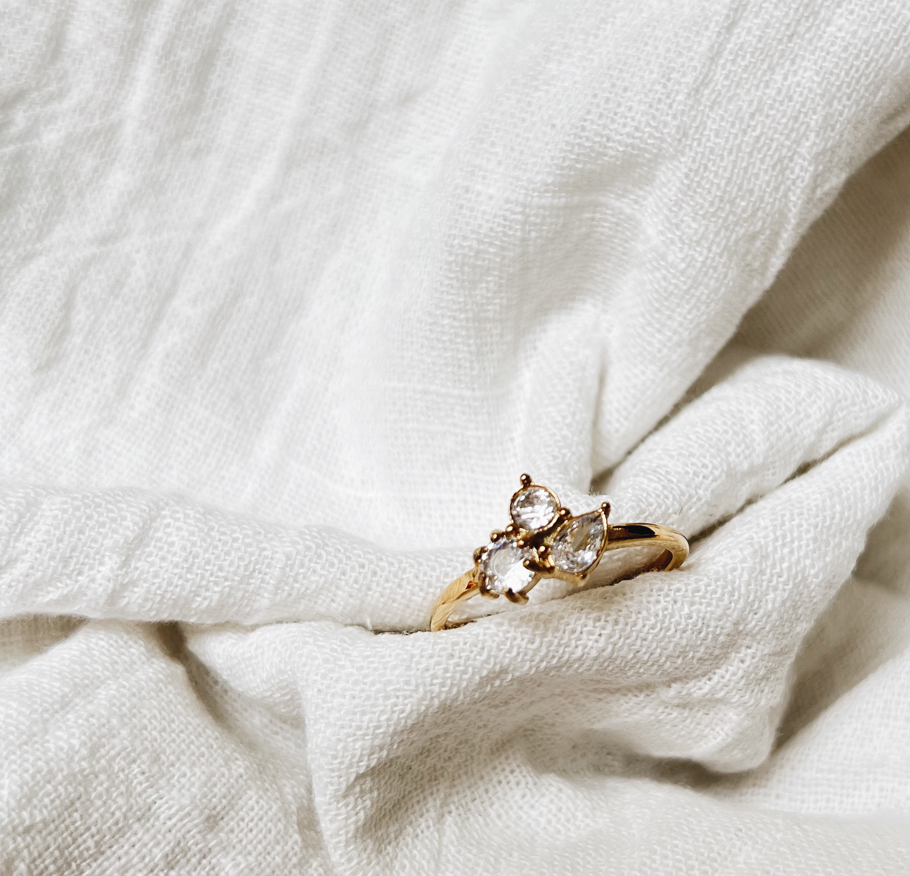 Ring met drie steentjes