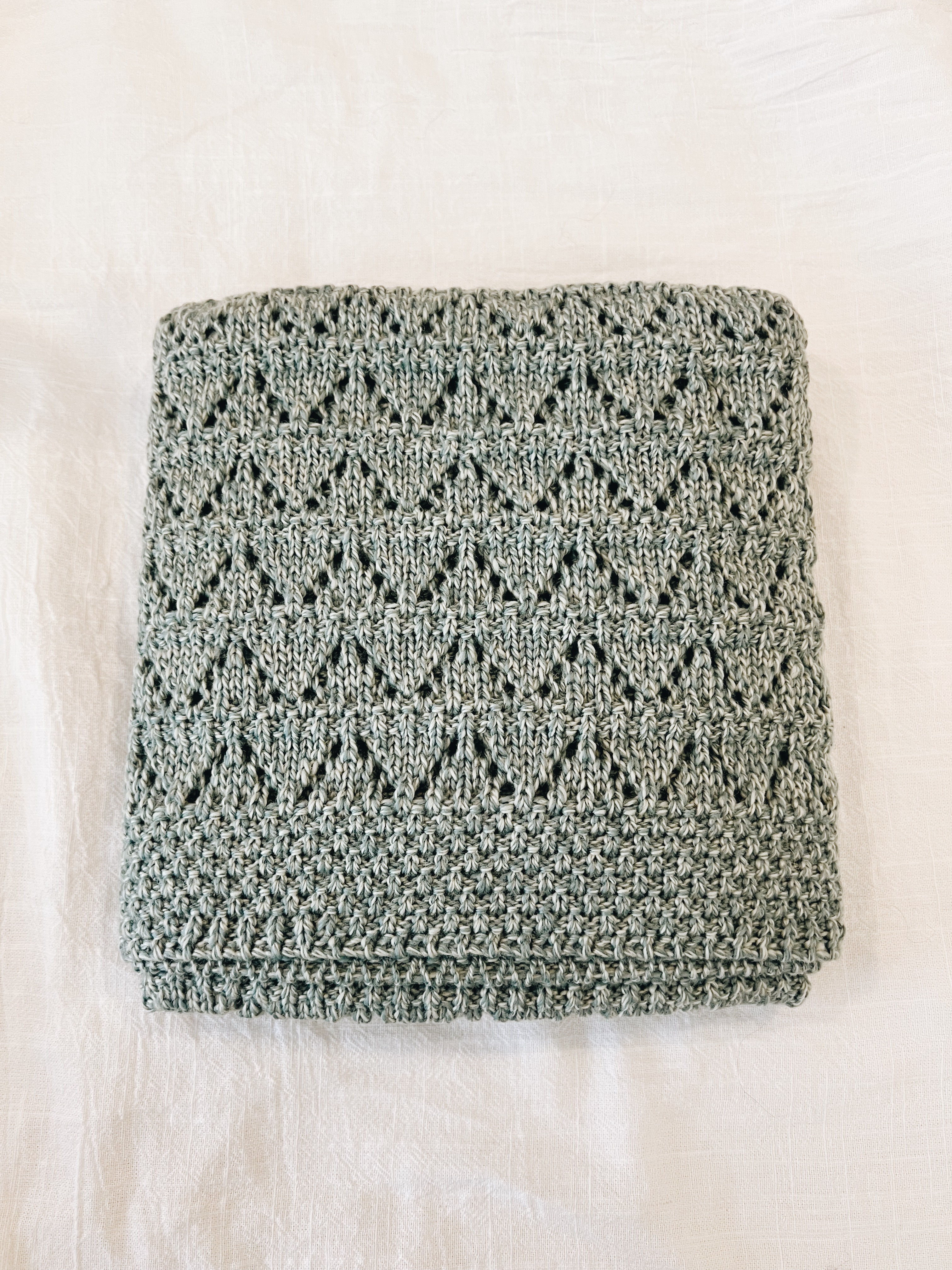 Aran woollen mills ajour wollen baby deken groen