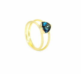 Nina twist ring in18kt geel goud met een London blue topaz