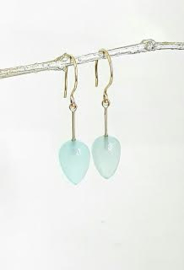 Oorhangers in 18kt geel goud met chalcedony