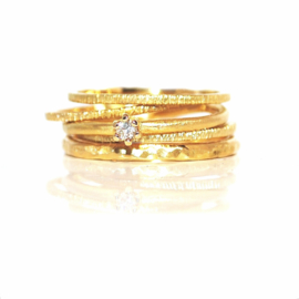 Deze set bestaat uit 5 ringen in 18kt geel goud waarvan één met een diamantje van 0,10ct