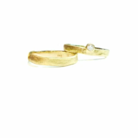 Trouwringen, 18kt geel goud met een diamantje, 2250€