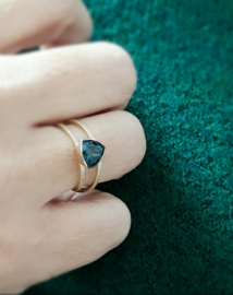 Nina twist ring in18kt geel goud met een London blue topaz