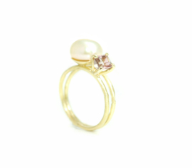 You & Me ring in 18kt geel goud met een barok zoetwaterparel en toermalijn