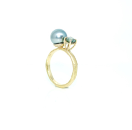 You & Me ring in 18kt geel goud met een Tahiti parel en moissanite