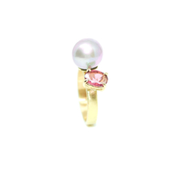 You & Me ring in 18kt geel goud met zacht roze Edison parel en toermalijn