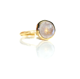Ring in 18kt geel goud met maansteen, de steen meet 11mm