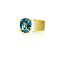 Anastasia ring, London blue topaz in 18kt geel goud, unieke ring