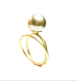 ring in 18kt geel goud met gouden zuidzeeparel, deze ring is enkel beschikbaar in maat 54