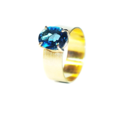 Anastasia ring, London blue topaz in 18kt geel goud, unieke ring
