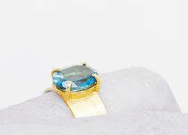 Anastasia ring, London blue topaz in 18kt geel goud, unieke ring