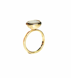 Ring in 18kt geel goud met maansteen, de steen meet 11mm