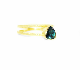 Nina twist ring in18kt geel goud met een London blue topaz