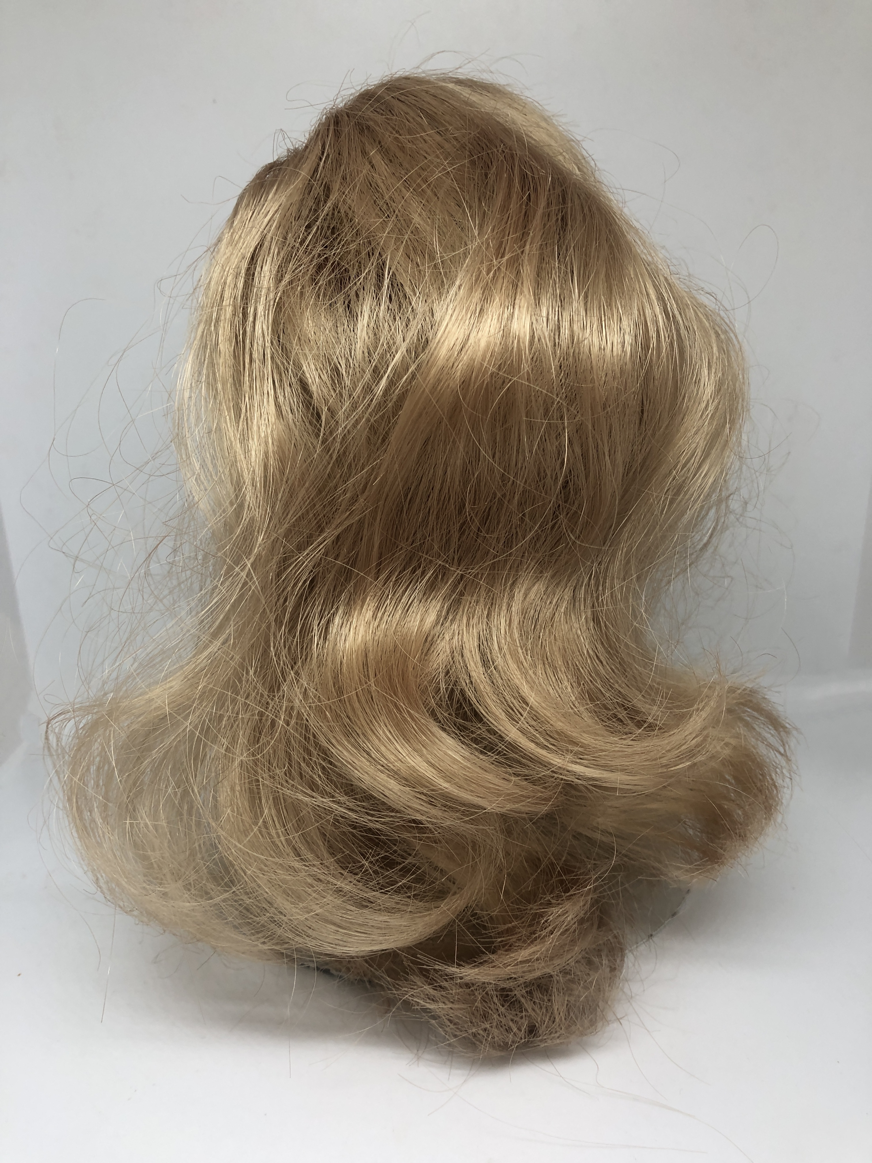 Poppen pruik kunsthaar omtrek 24 cm, blond.