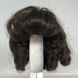Poppen pruik kunsthaar omtrek 12 à 13  cm  donkerbruin, Monique Collection.
