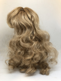 Poppen pruik kunsthaar omtrek 24 tot 36 cm, blond.