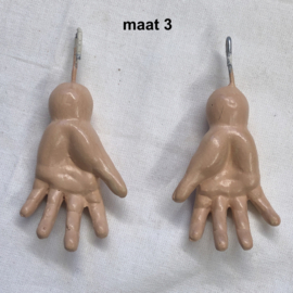 1 paar poppenhandjes maat 3