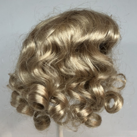 Poppen pruik kunsthaar omtrek 28 tot 30  cm, middenblond.