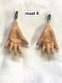 1 paar poppenhandjes maat 6