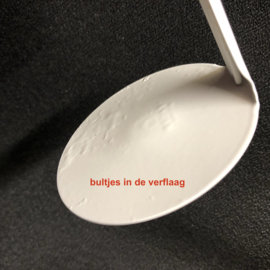 Standaard voor tienerpoppen \  Kaiser barbiestandaard wit met bultjes in de verflaag.