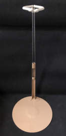 Grote stevige metalen poppenstandaard met de klem op minimaal 29 cm hoogte voor een pop met circa 42 tot 65 cm lengte.