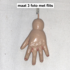 1 paar poppenhandjes maat 3