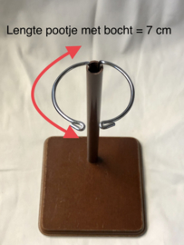 Vintage poppenstandaard vierkant hout + metaal voor een tot 30 tot 42 cm lange pop  .