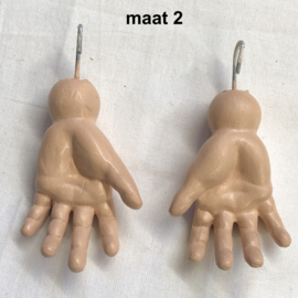 1 paar poppenhandjes maat 2