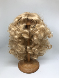 Poppen pruik kunsthaar omtrek 25 cm, blond.