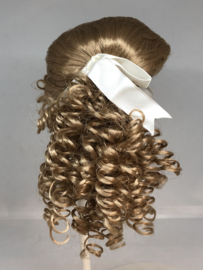 Poppen pruik kunsthaar omtrek 29 tot 31  cm, middenblond.