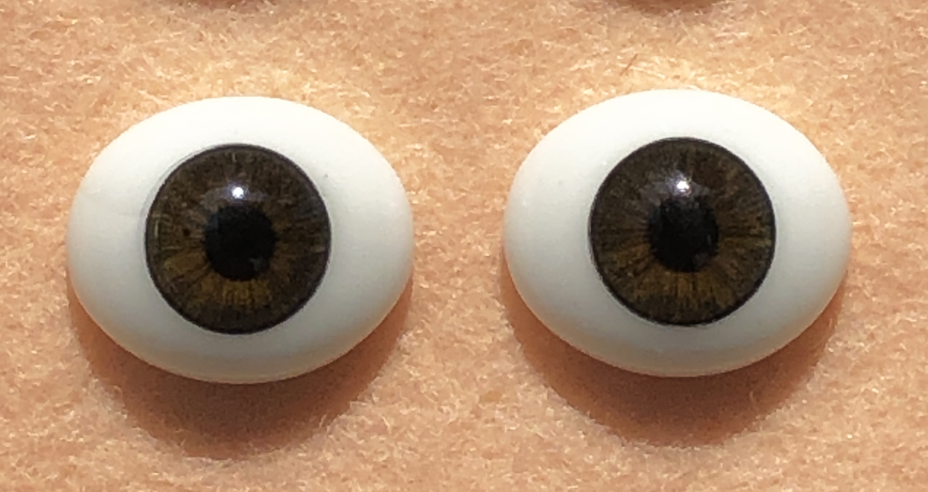 Ovale blauwe of donkerbruine glasogen 18 mm breed   - glazen ogen - paperweight poppenogen.